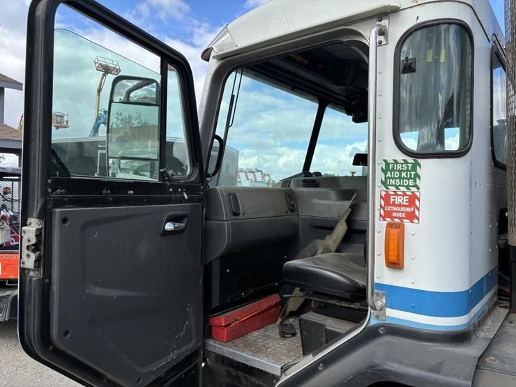 2014-peterbilt-320-image-11