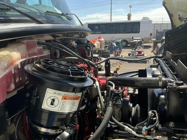 2011-freightliner-m2-106-image-25