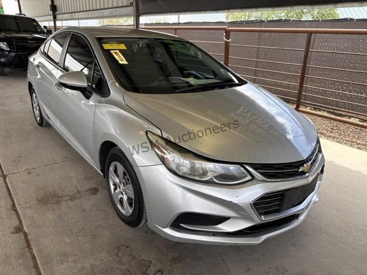 2017-chevrolet-cruze-ls-sdn-image-2