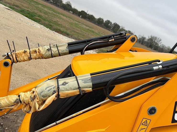 2024-jcb-3cx-image-16