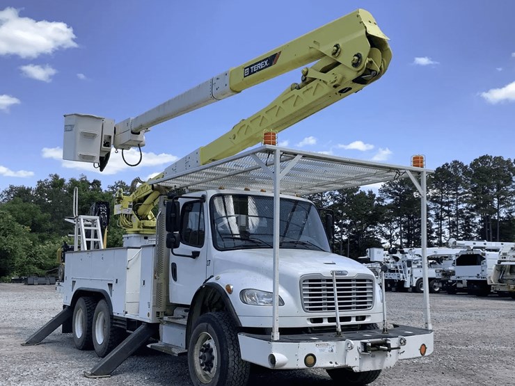 2013-freightliner-m2-106-image-1