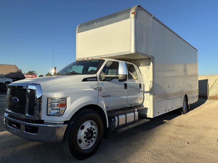 2016-ford-f650-xlt-image-1