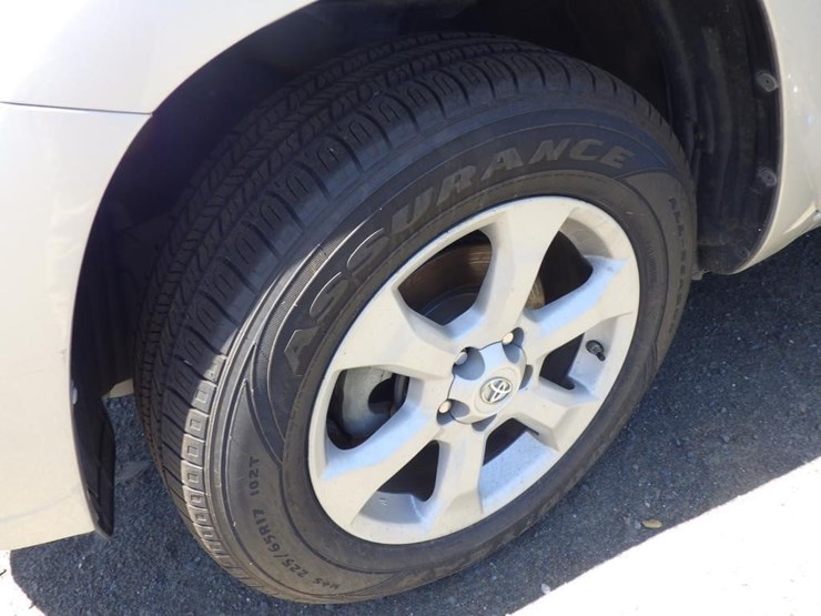2014-toyota-rav4-image-13