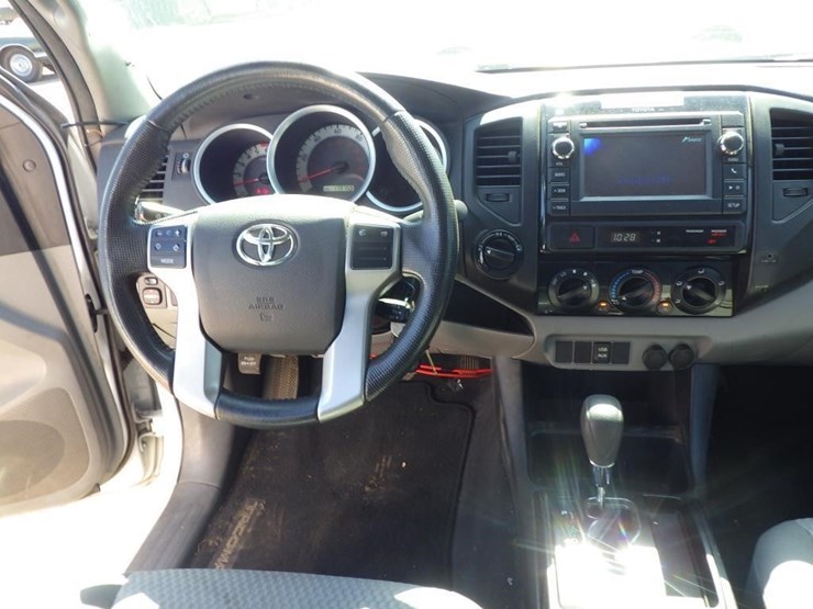 2013-toyota-tacoma-image-10