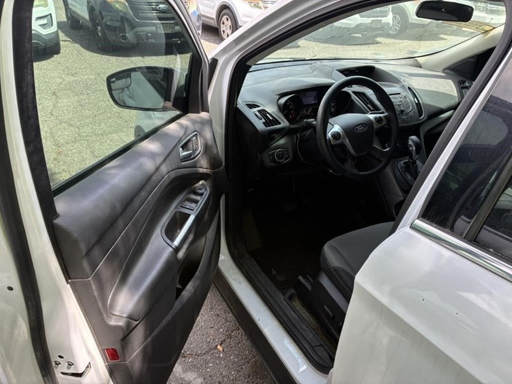 2015-ford-escape-se-image-12