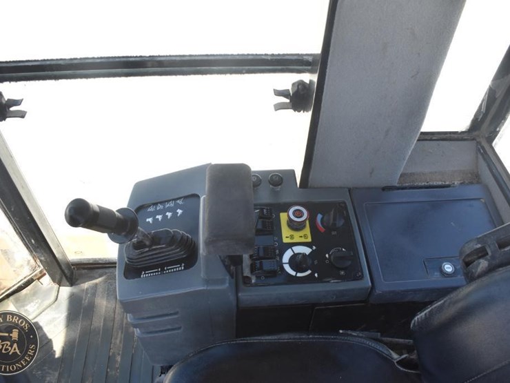2012-caterpillar-cp56-image-53