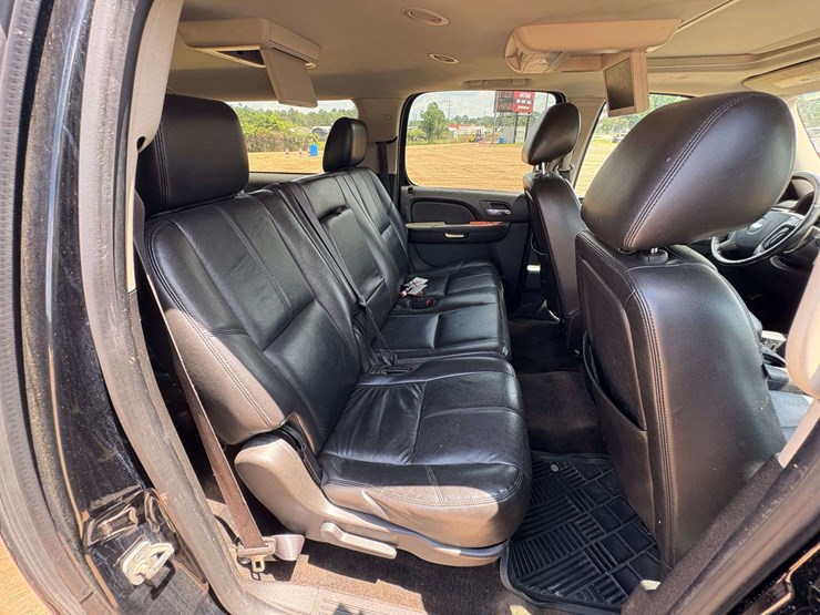 2012-chevrolet-suburban-1500-image-22