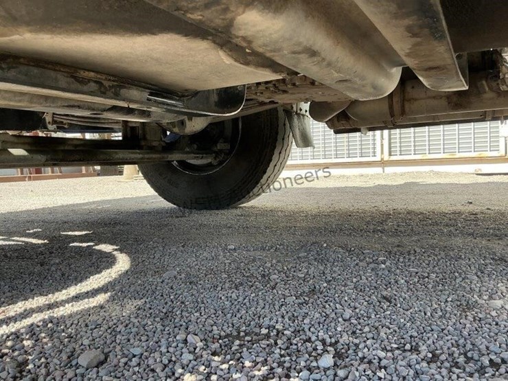 2012-freightliner-m2-106-image-39