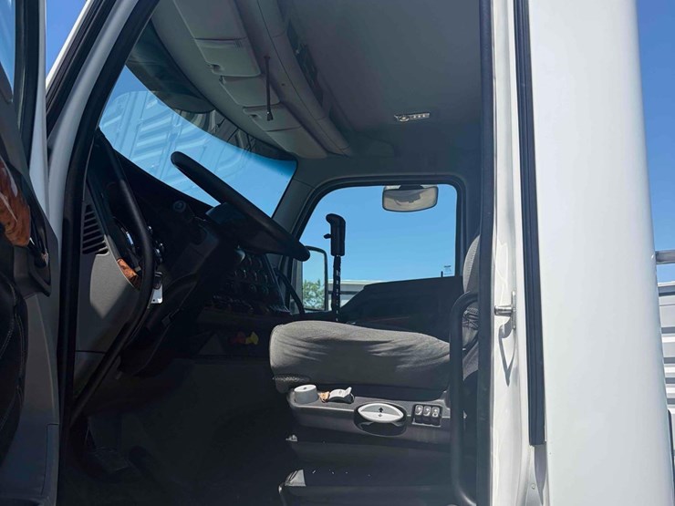 2020-kenworth-t680-image-11
