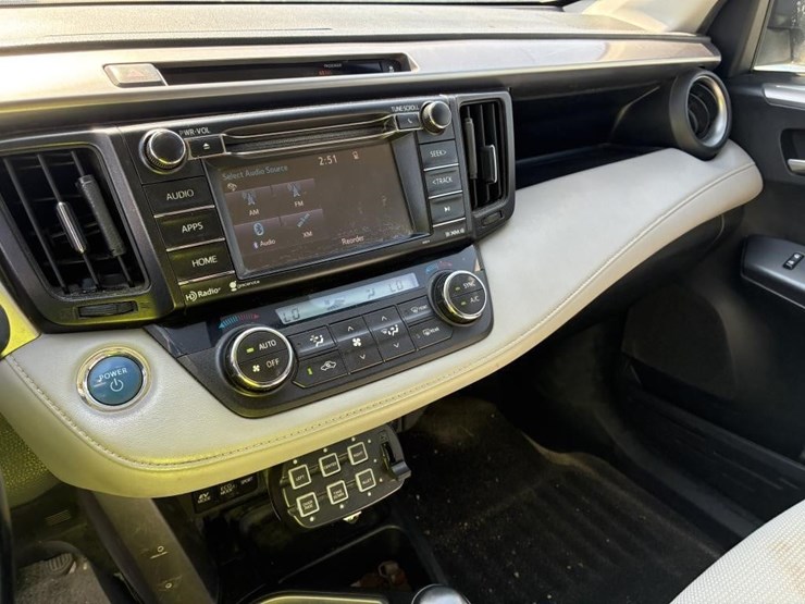 2016-toyota-rav4-image-18