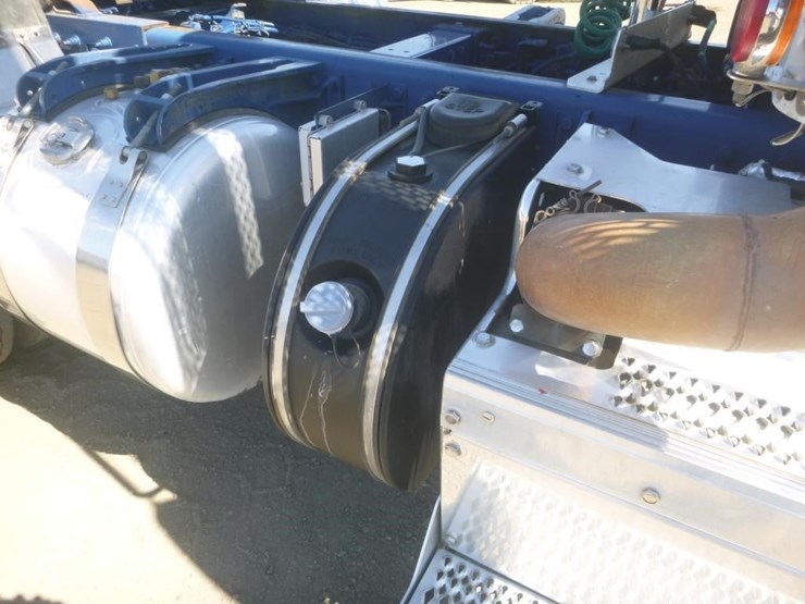 2013-peterbilt-384-image-10