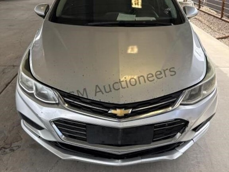 2017-chevrolet-cruze-ls-sdn-image-3