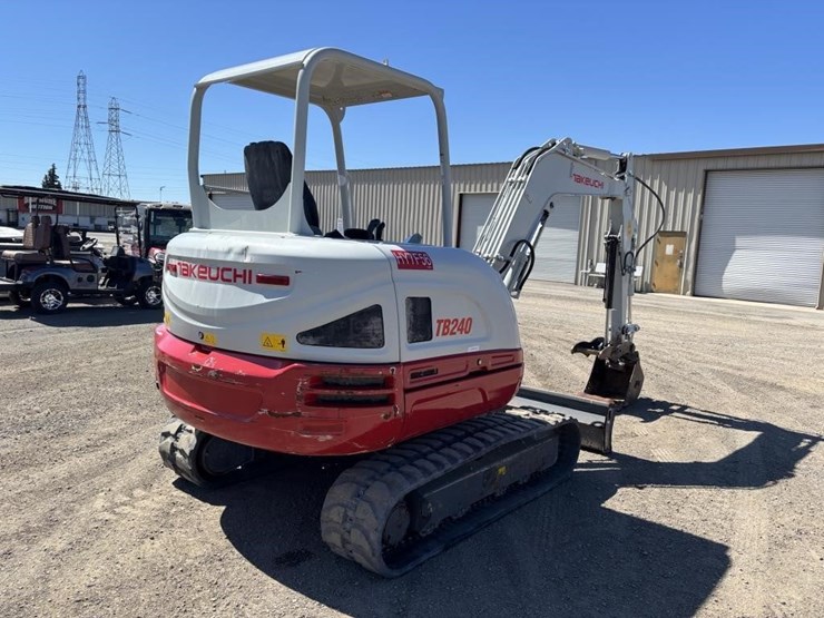 2016-takeuchi-tb240-image-3