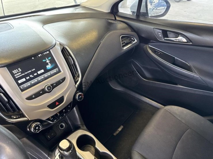 2017-chevrolet-cruze-ls-sdn-image-20
