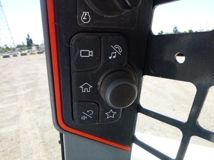 2024-bobcat-t64-image-9