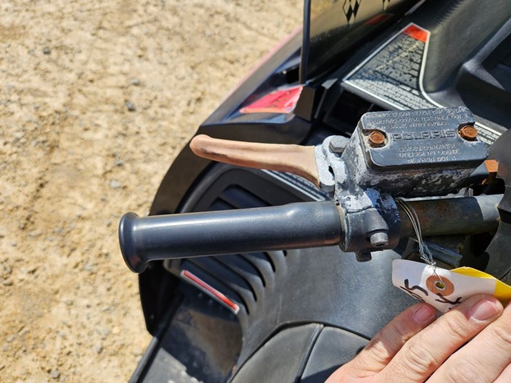 #5106-•-polaris-600-xcr`-snow-mobile-image-17