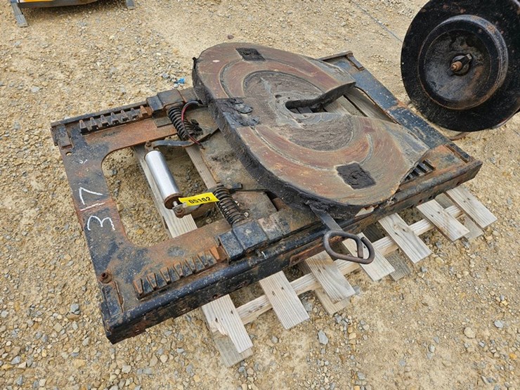 #5102-•-sliding-fifth-wheel-image-1