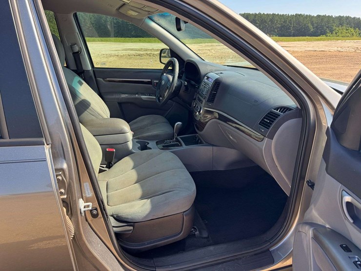 2011-hyundai-santa-fe-image-14