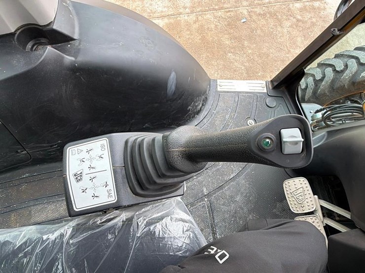 2024-jcb-3cx-image-25