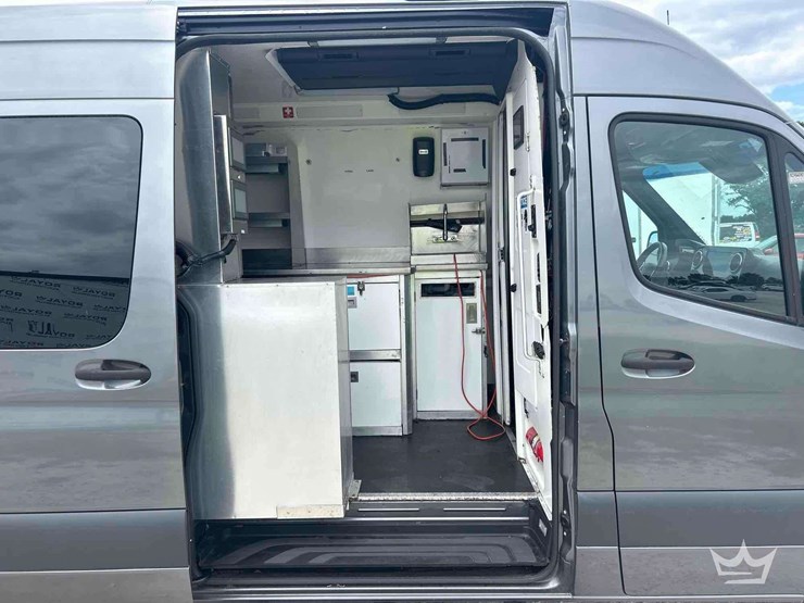 2021-mercedes-benz-sprinter-4500-image-18