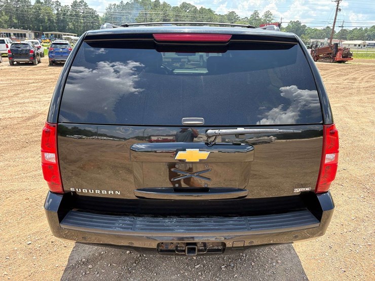 2012-chevrolet-suburban-1500-image-6