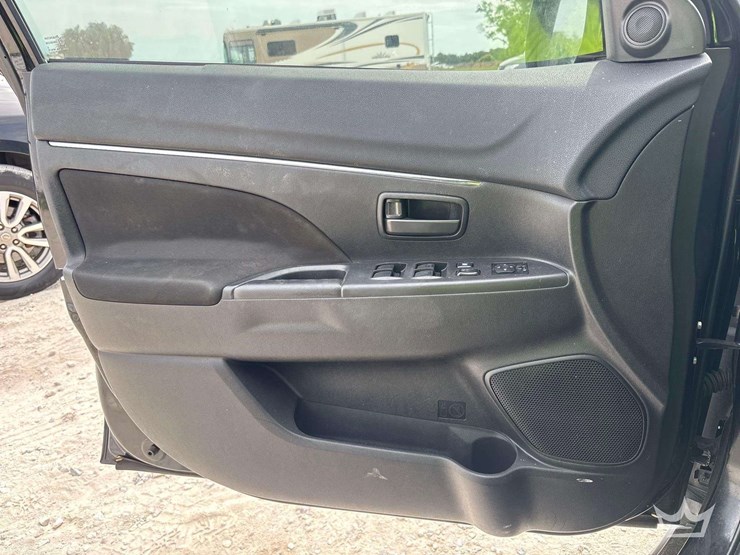 2015-mitsubishi-outlander-image-11