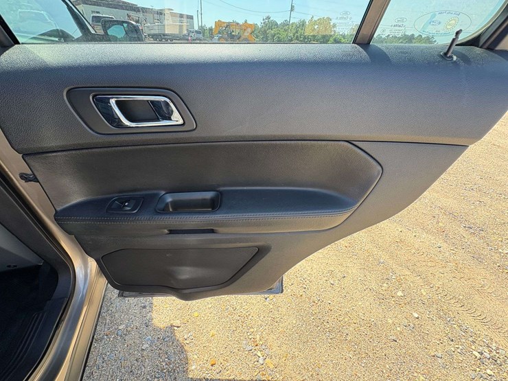 2016-ford-explorer-image-18