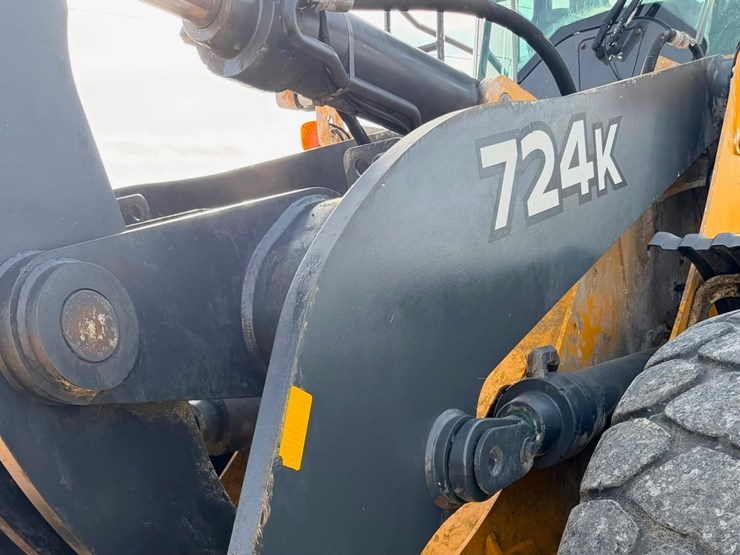 2019-deere-724k-image-19