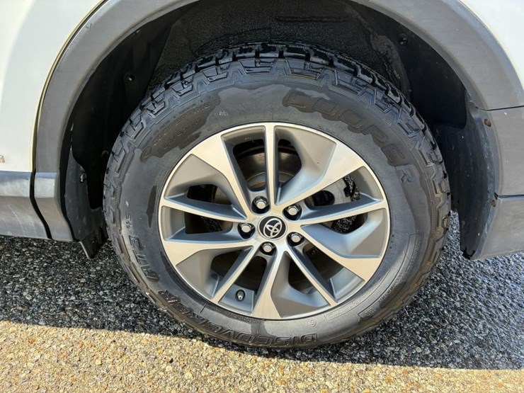 2016-toyota-rav4-image-5