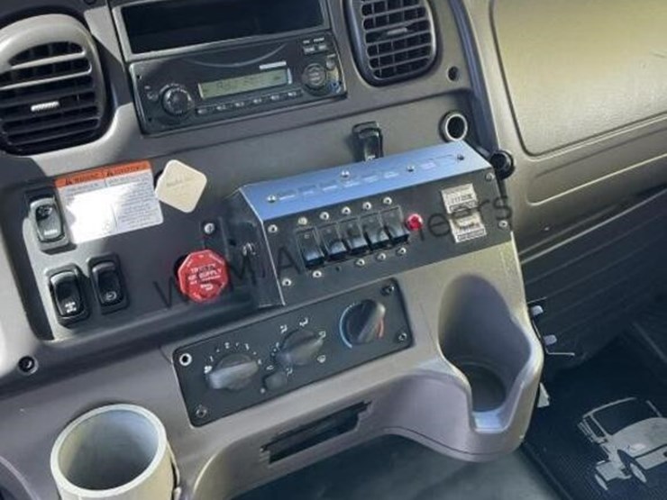 2012-freightliner-m2-106-image-32