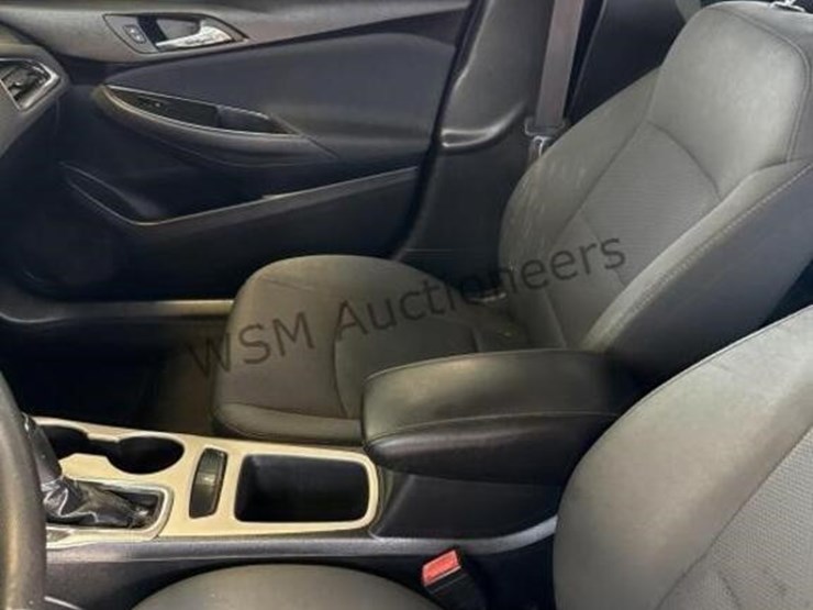 2017-chevrolet-cruze-ls-sdn-image-22