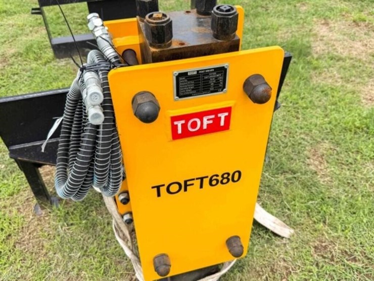 toft-680-hydraulic-skid-steer-post-pounder/driver-image-3