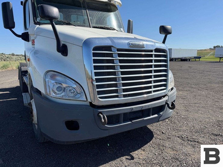 2014-freightliner-cascadia-125-image-8