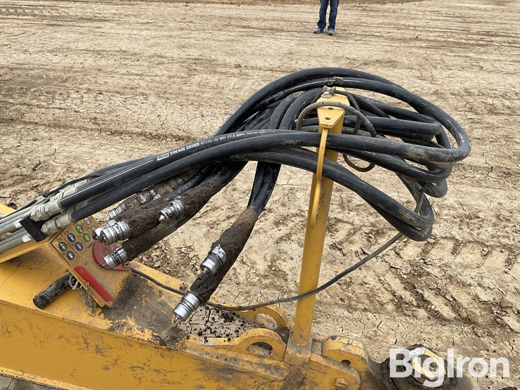 2020-deere-2412e-image-14