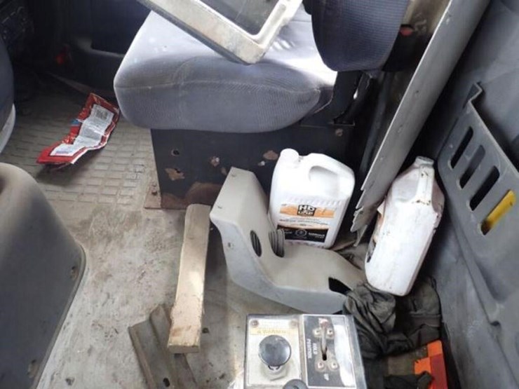 2005-volvo-vn-image-21