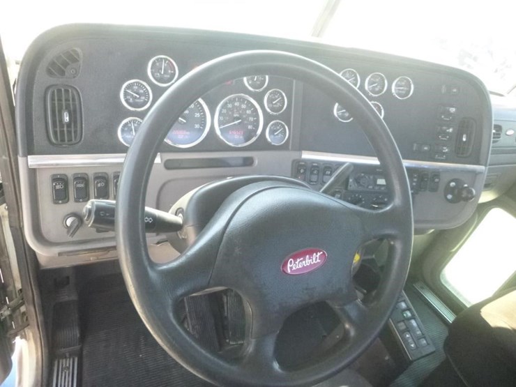 2013-peterbilt-384-image-13