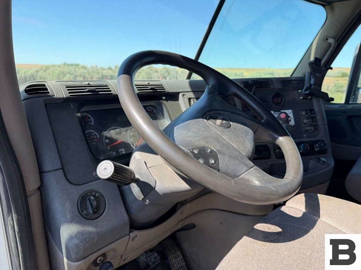 2014-freightliner-cascadia-125-image-47