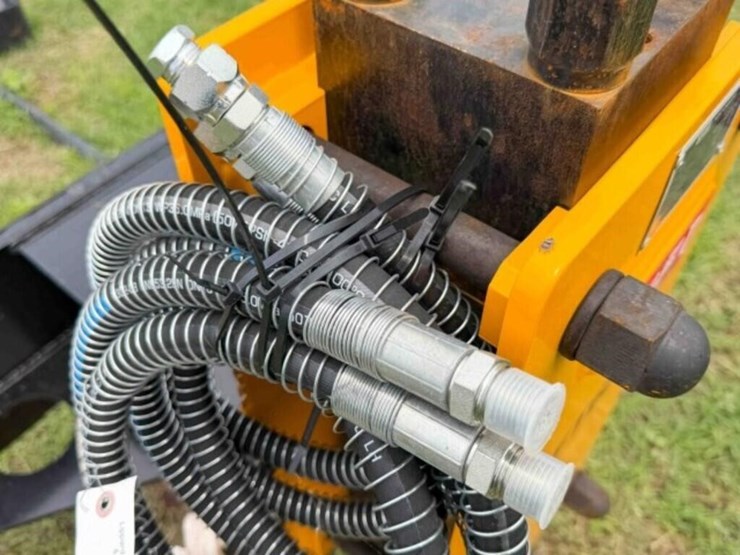 toft-680-hydraulic-skid-steer-post-pounder/driver-image-4