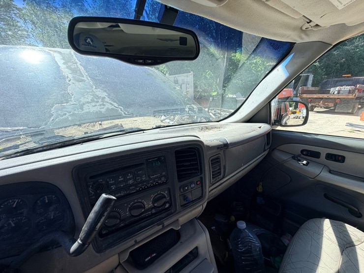 2002-chevrolet-tahoe-image-63