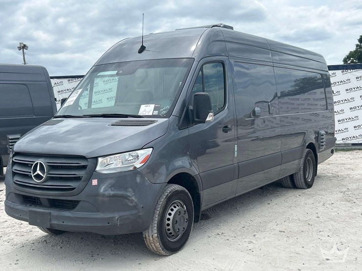 2021-mercedes-benz-sprinter-4500-image-1
