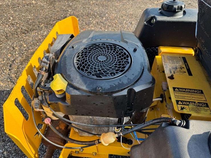 hustler-fastrack-42"-commercial-zero-turn-mower-image-16