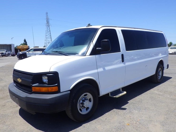 2016-chevrolet-express-3500-image-1