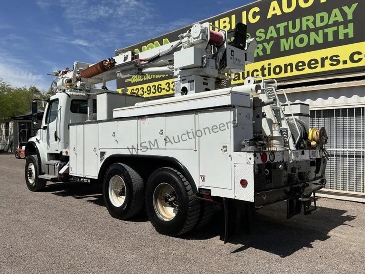 2011-freightliner-m2-106-image-8