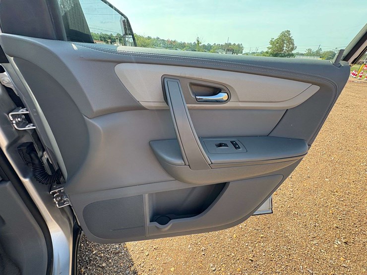 2016-chevrolet-traverse-ls-image-24