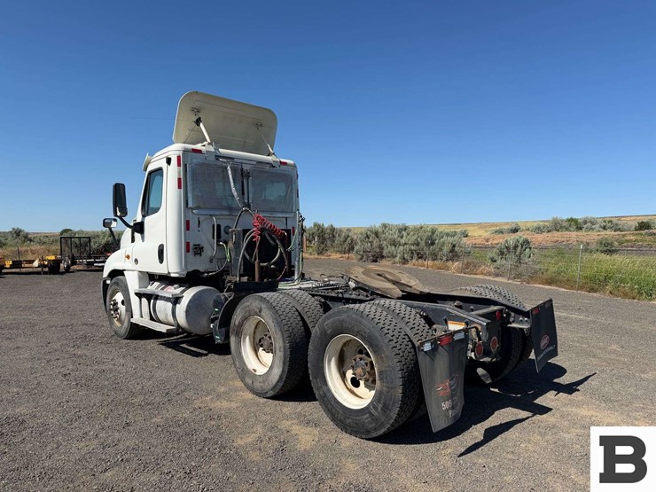 2014-freightliner-cascadia-125-image-3