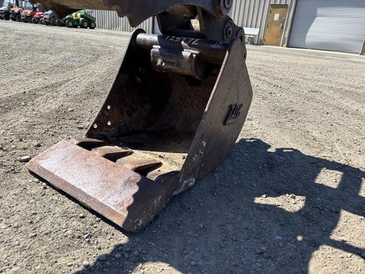 2016-takeuchi-tb240-image-11