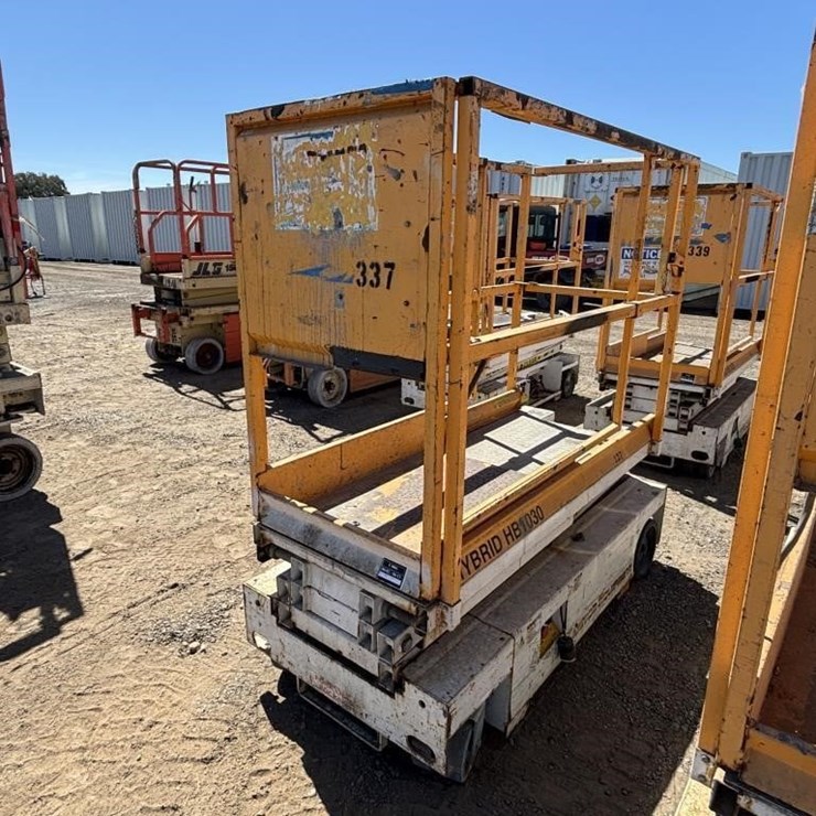 2005 CUSTOM EQUIPMENT HB1030