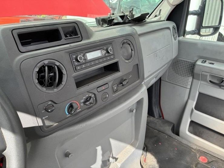 2022-ford-e350-image-14