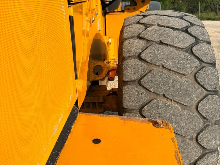 2019-deere-724k-image-35