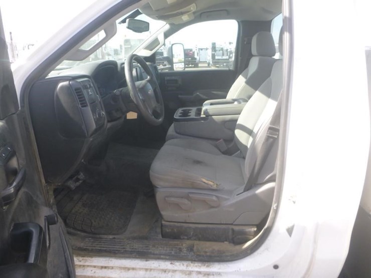 2018-chevrolet-3500-image-12